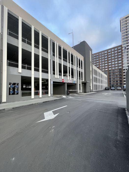 Оренда паркомісць на 1- ому поверсі .Варшавський 3. В.Змієнка 32