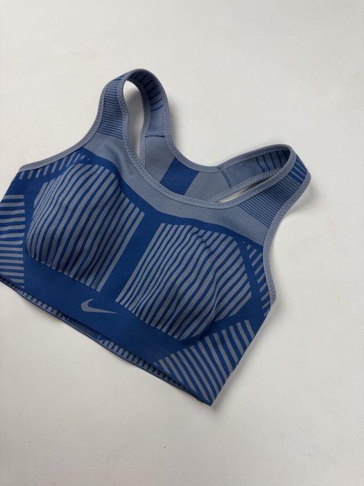 Спортивний топ Nike