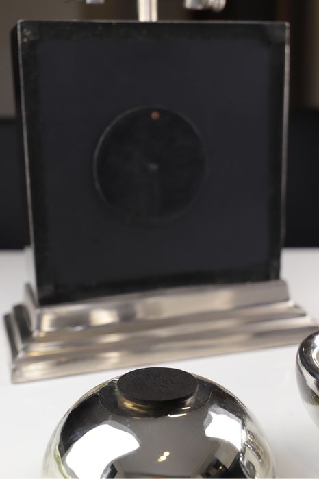 Relogio e velas decorativas