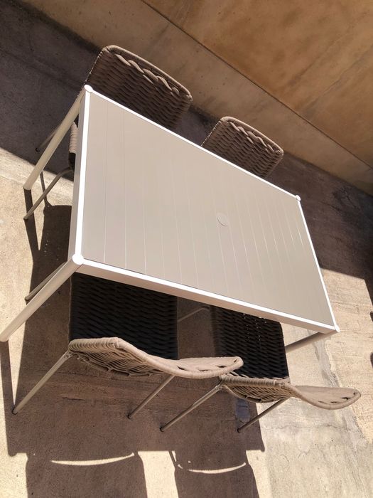 Mesa e cadeiras de exterior