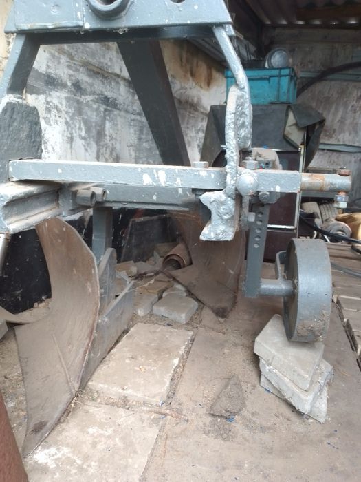 Плуг двухкорпусний