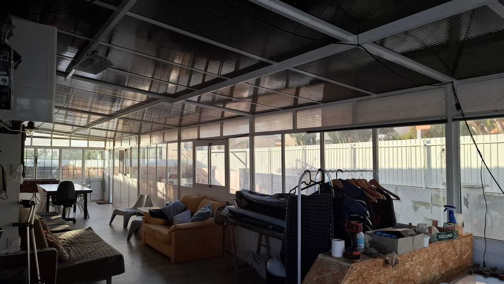 Marquise solida em vidro e alumínio 50m2, 3 janelas e 1 porta