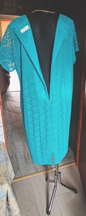 Elegancka sukienka z błyszczącą podszewką