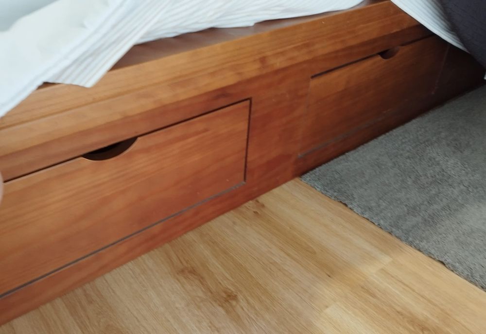 Vende se quarto(pinho maciço)