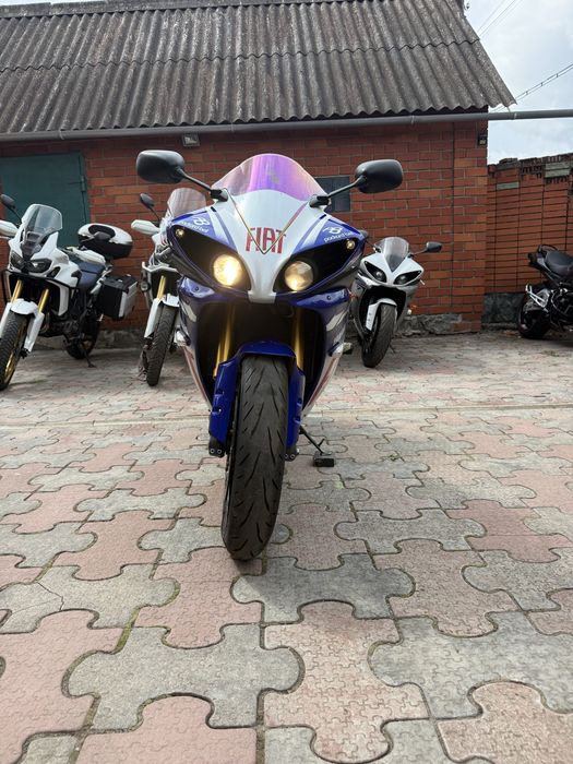 Мотоцикл Yamaha YZF R1 crossplane розмитнений