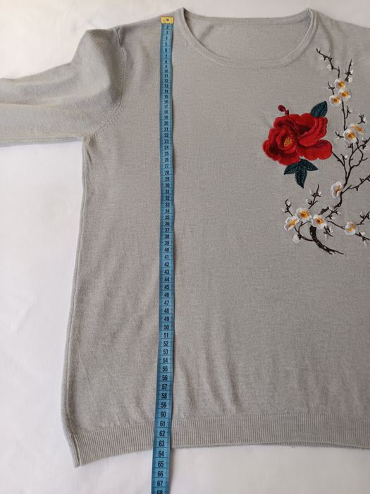 Sweter z wełny i kaszmiru z haftem