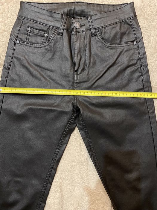 Штаны з ефектом натуральної шкіри.