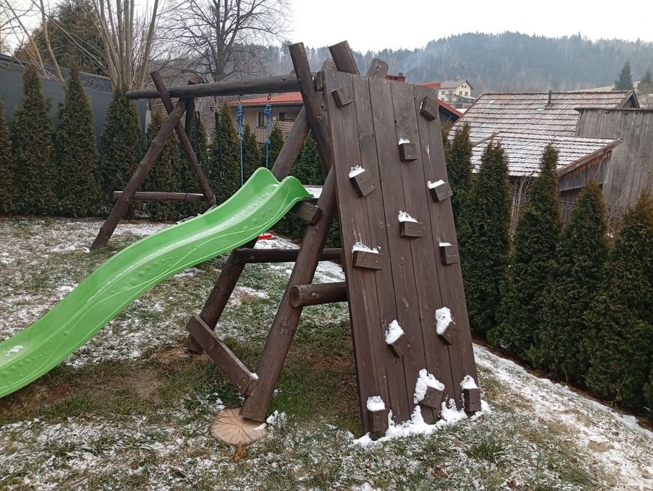 Drewniany plac zabaw