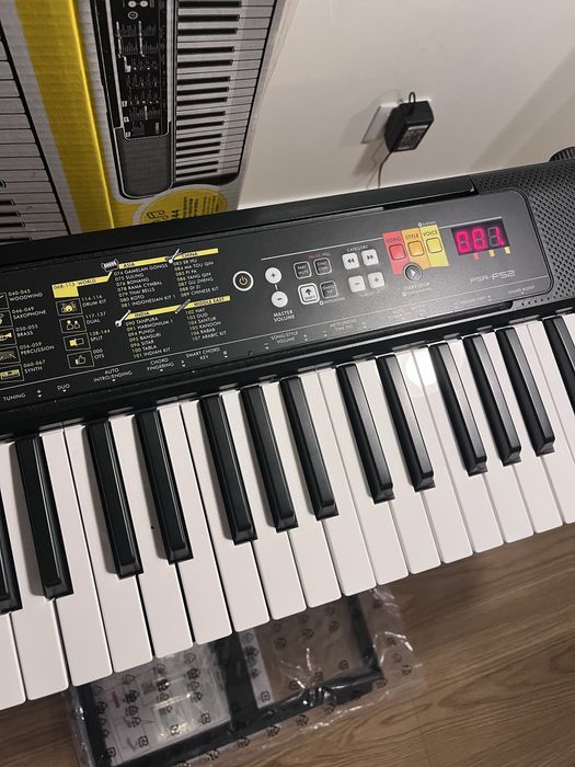 Teclado Yamaha PSR-F52 com suporte