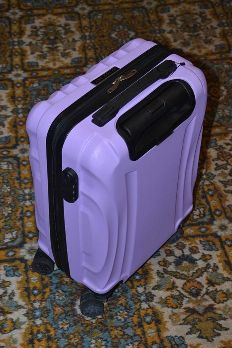 Чемодан на колесиках, туристический чемодан.