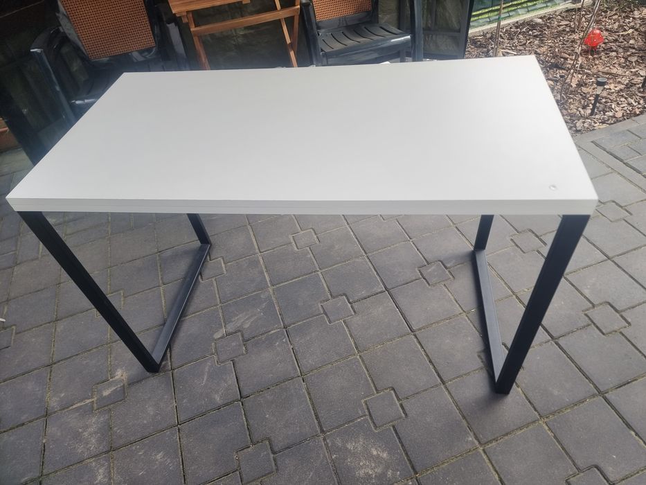 Stolik na metalowych nogach