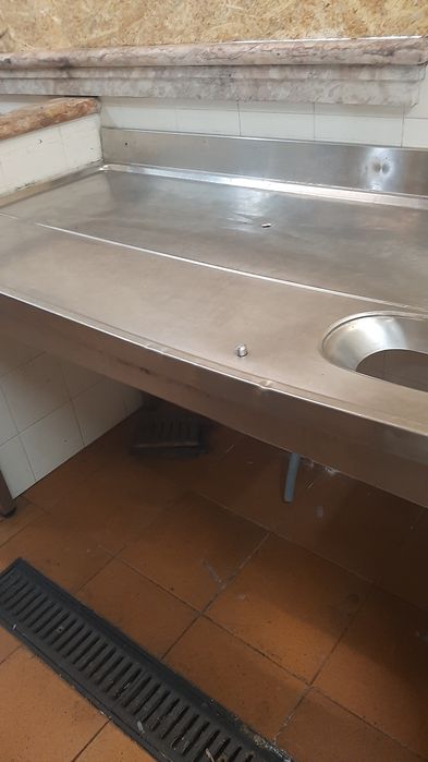 Bancada trabalho para arranjar carne  ou peixe