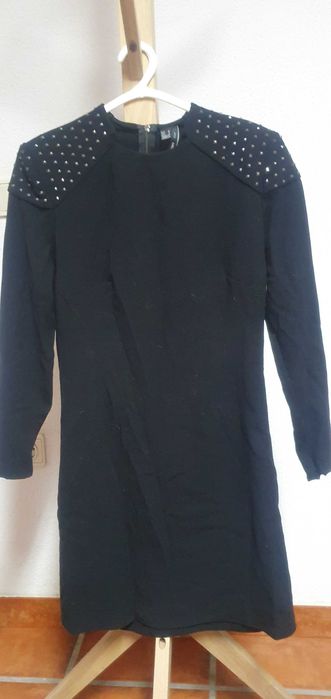 Vestido preto, com ombreiras e tachas