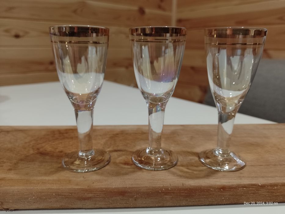 Чарки на ніжці різні