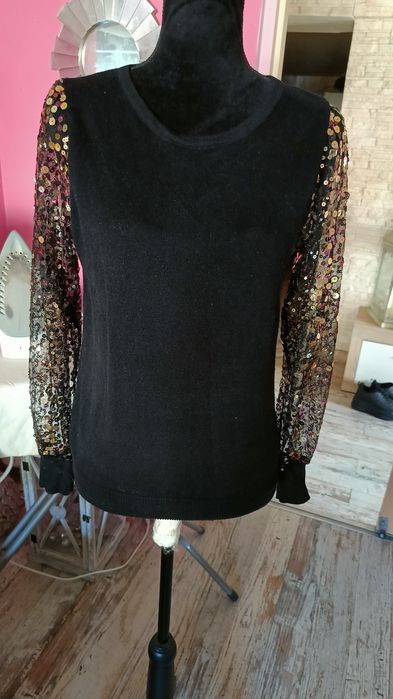 Elegancka bluzeczka z cekinami.
