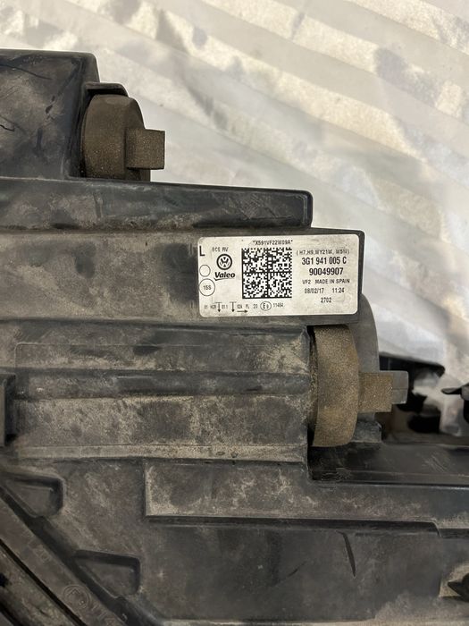 VW B8 передні фари