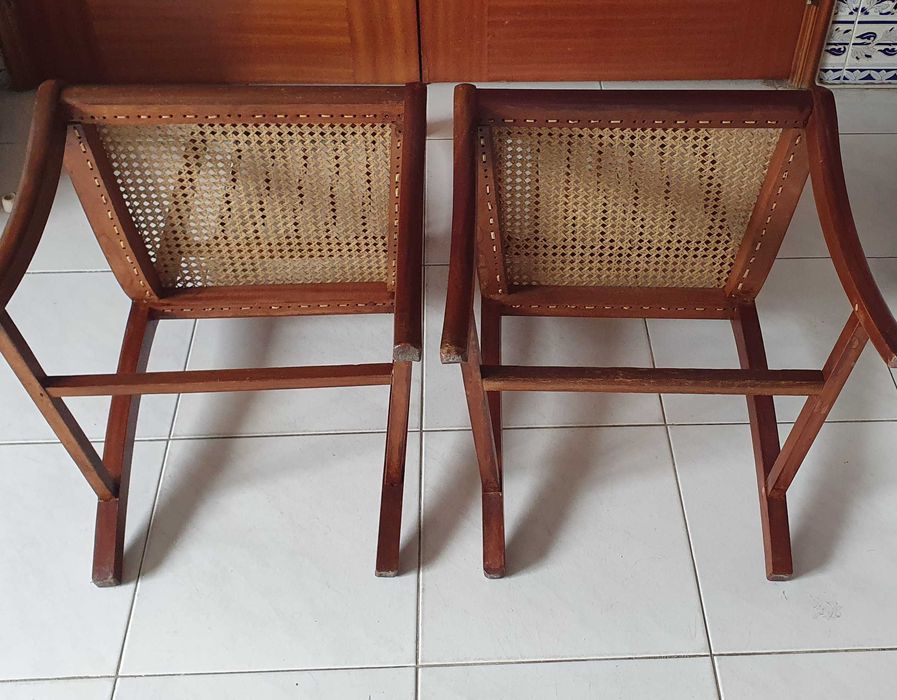 Duas cadeiras em mogno, fundo em palhinha, vintage, muito bom estado