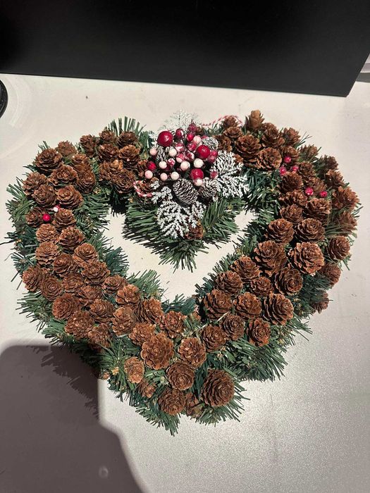 Sztuczny wieniec w kształcie serca z szyszek
