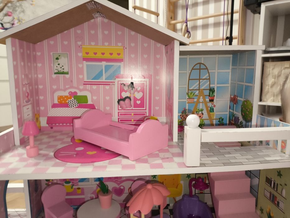 Domek dla lalek drewniany kolorowy wyposażenie
