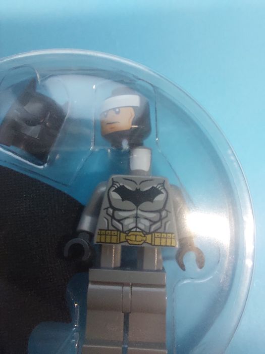 Lego DC Comics Super Heroes książka "Wejście mrocznego rycerza" z minifigurką Batman sh151