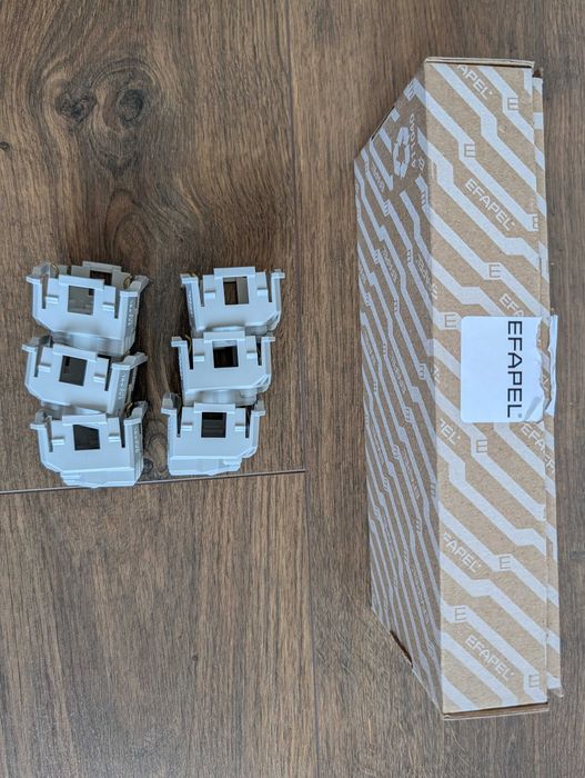 6x Tomada Shucko da EFAPEL com alvéolos planos e obturador, 45129 SBR -SBM- Branco - Série Quadro 45