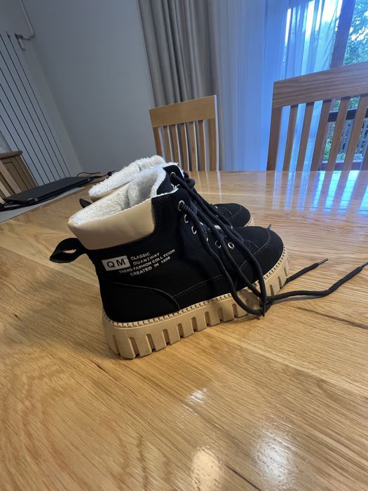 Czarne buty z futerkiem na grubej podeszwie. Sneakersy 39 /24 cm