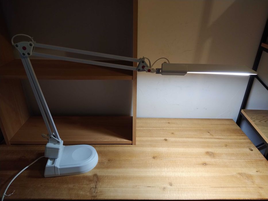 Candeeiro de secretária articulado e em muito bom estado