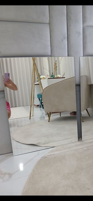 Cabeceira estofada e espelhos