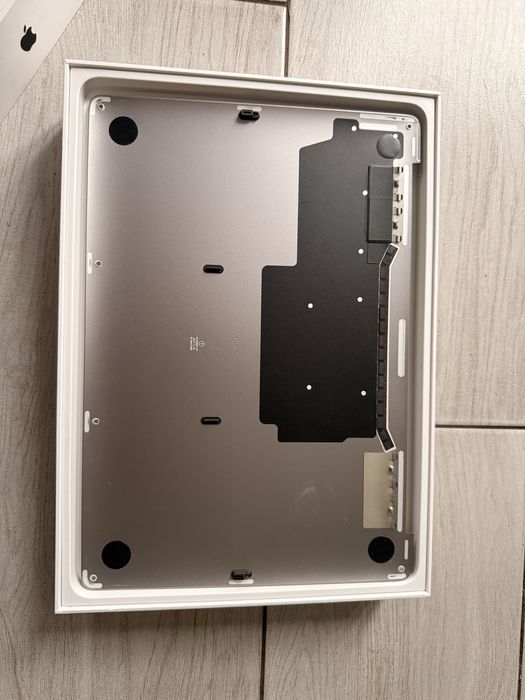 Продам задню кришку на MacBook pro