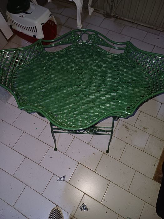 Mesa de chá em ferro e palhinha