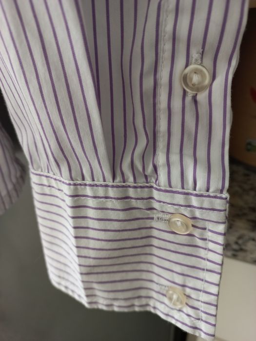 Camiseiro branco com riscas lilases