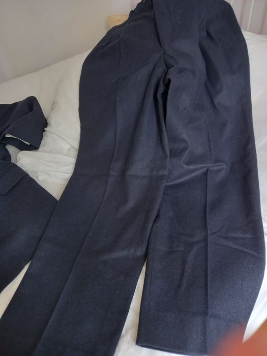 Fato azul escuro de fazenda e em ótimo estado