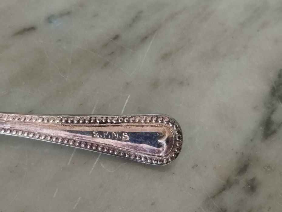 Suporte Ovo Antigo com Colher