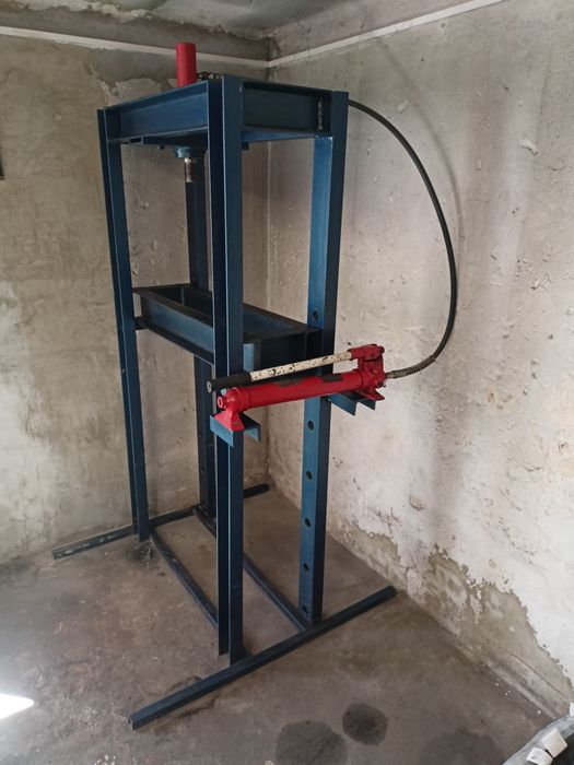 Prasa hydrauliczna mocna kontrukcja możliwość regulacji siłownika