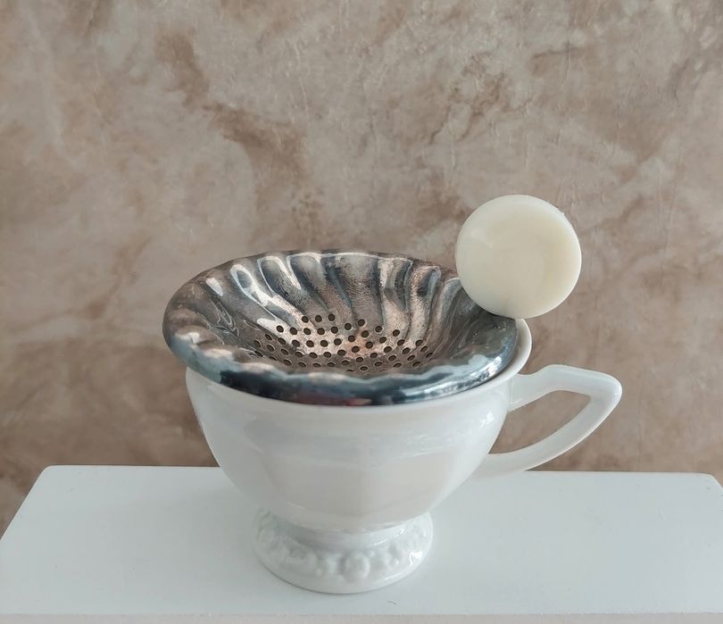 Zaparzacz, siteczko plater profilowany z plastikowym uchwytem.  Prezen