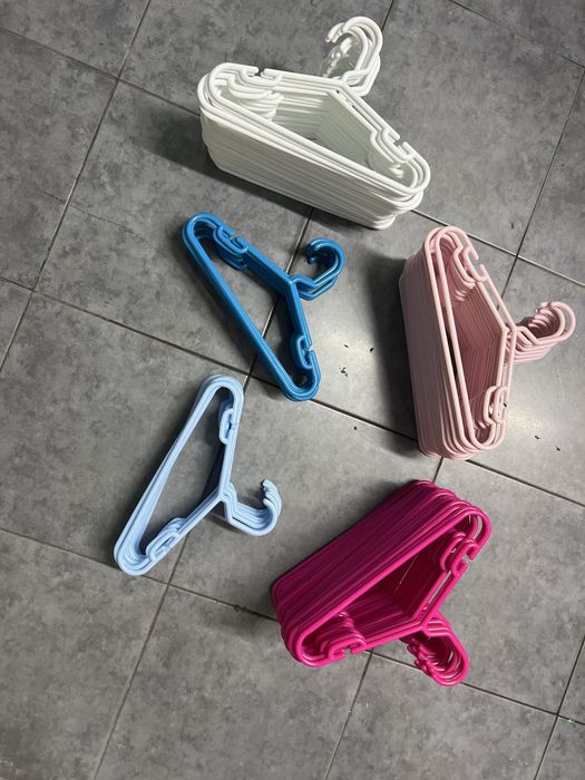 Cabides de diferentes cores