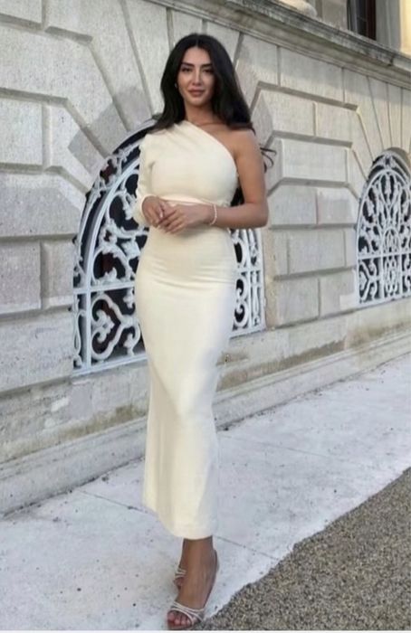 Beżowa sukienka na jedno ramię Zara S