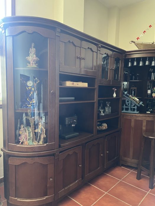 Bar de sala, com dois bancos