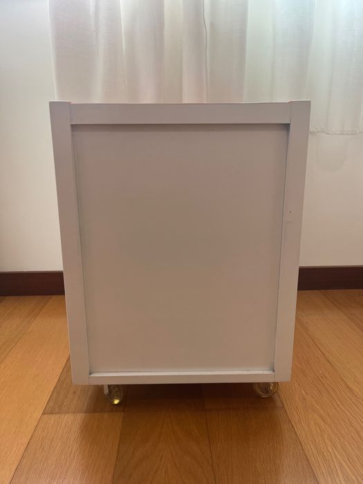 Mesa de cabeceira com rodas