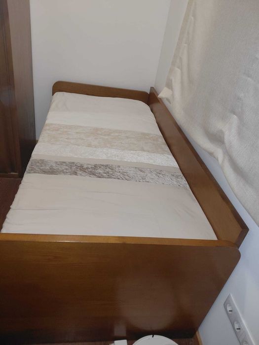 Cama dupla com colchões e estante para quarto de crianças