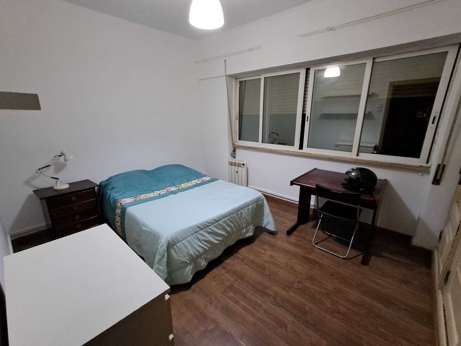 Quarto CASAL com 3 janelas. CentroLISBOA. Entrada imediata.