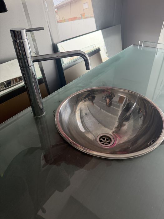 Móvel castanho laminado com pio e torneira