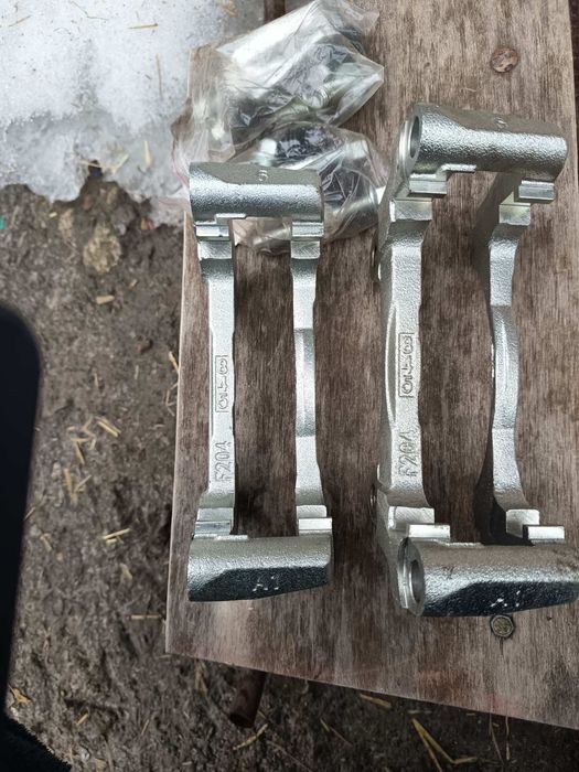 Передня скоба супорта
Міцубісі лансер 9
Передня скоба супорта