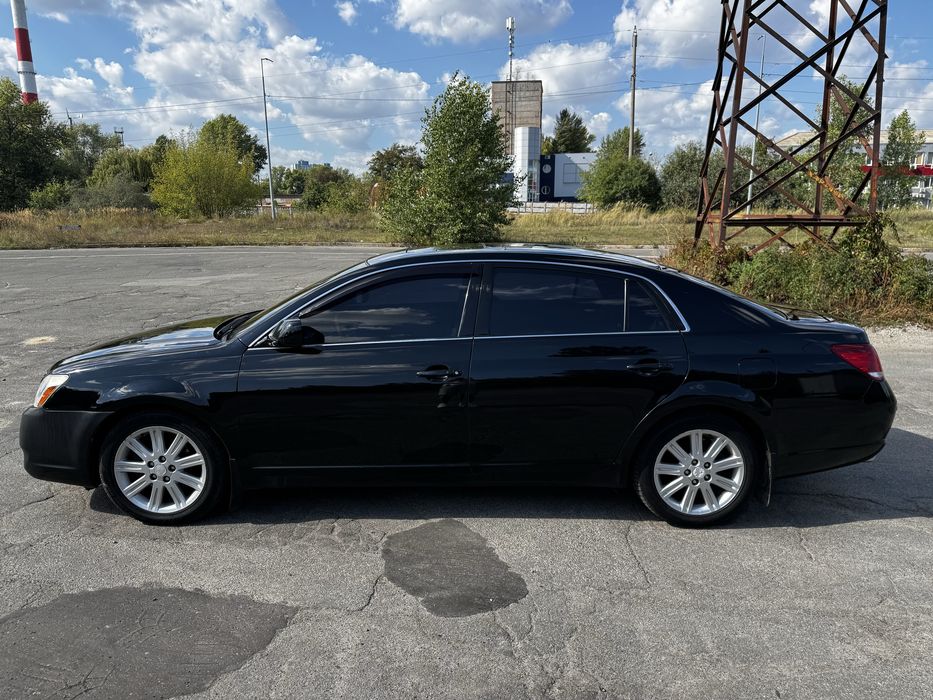 Автомобіль Toyota Avalon