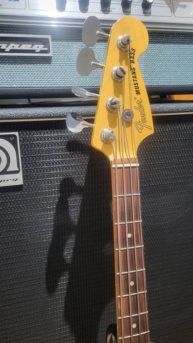 Baixo fender Mustang vintera