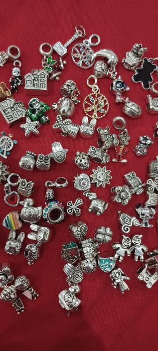 Pigentes pandora varios tambem tenho algumas iniciais