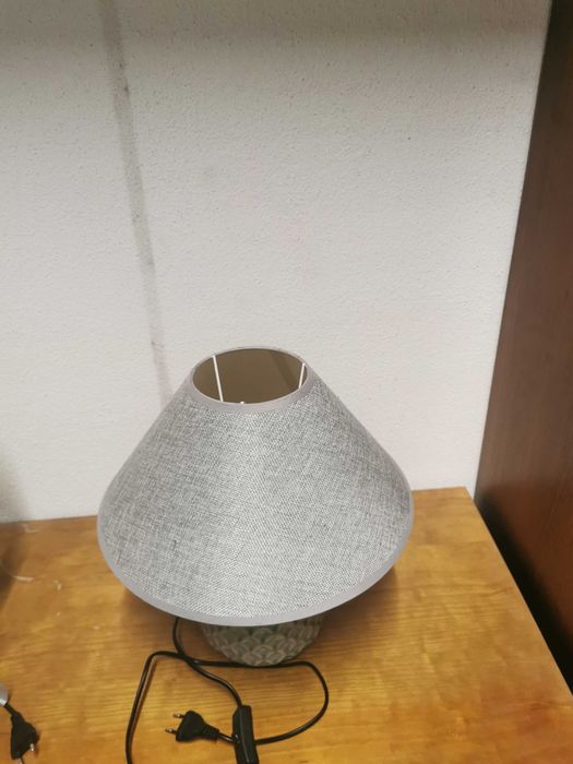Candeeiro de mesa em tons de cinza em ótimo estado de conservação e funcionamento.