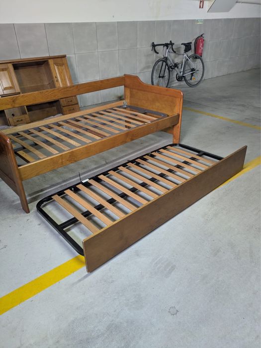 Cama de solteiro com estrutura inferior e movel superior em madeira carvalho