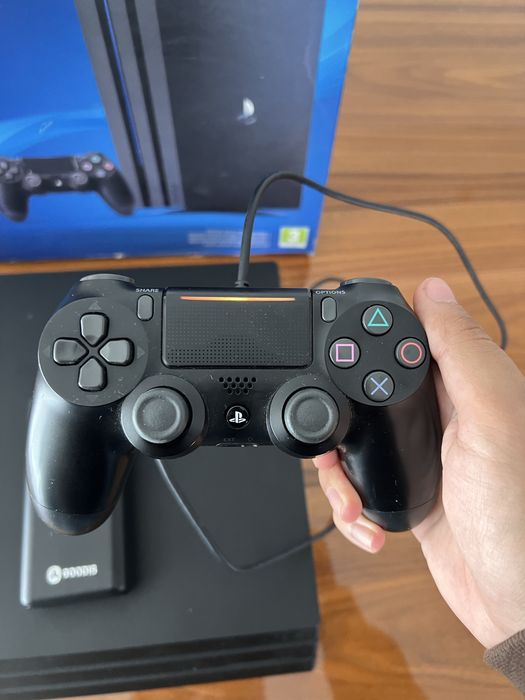 PS4 Pro com 2 comandos e caixa