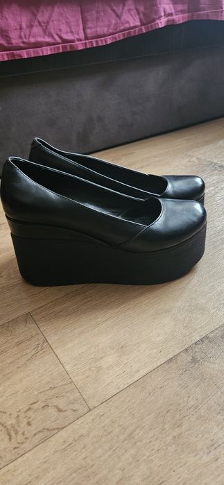 Туфлі на танкетці шкіряні